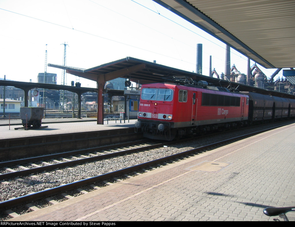 DB 155 080-5 pulls a freight through Voelklingen Bahnhof